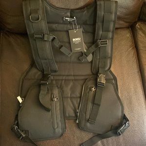 Roku compartment vest. Fits like a medium. Brand new.